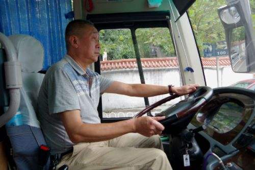 鴻鳴大巴租車平臺(tái):大巴車司機(jī)但求問心無愧